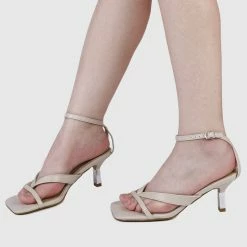 Milliotandco Shoes Beautiful Thong Heels (White)